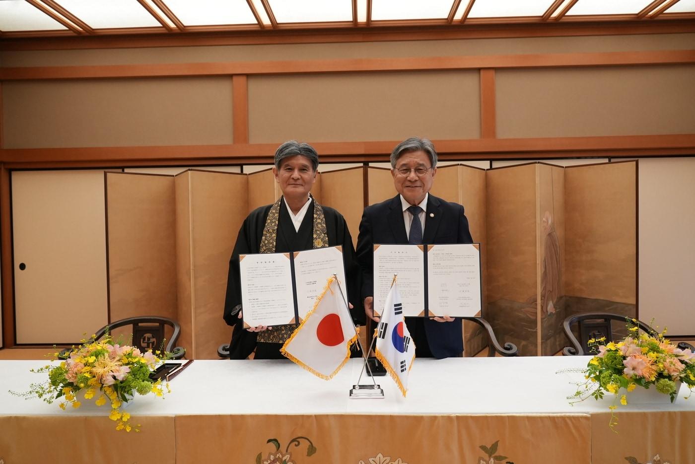 본문 이미지 - 한·일 문화유산 학술교류 사업 추진을 위한 기부협약식. 허민 국가유산청장(오른쪽)과 사토 다카오 고덕원 주지(국가유산청 제공)