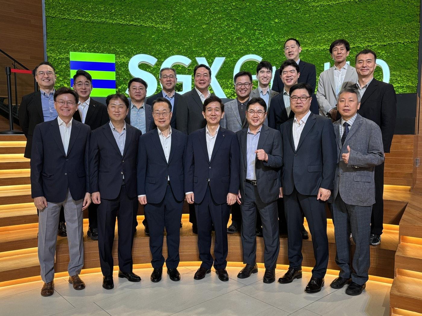 본문 이미지 - 황성엽 금융투자협회장(아랫줄 가운데)과 금투협 관계자, 17개 자산운용사 CEO가 기념사진을 촬영하고 있다.  (금융투자협회 제공)