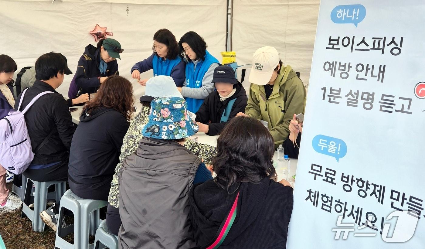 본문 이미지 -  18~19일 진행된 제주은행 '보이스피싱 예방 캠페인' 현장.(제주은행 제공. 재판매 및 DB 금지)