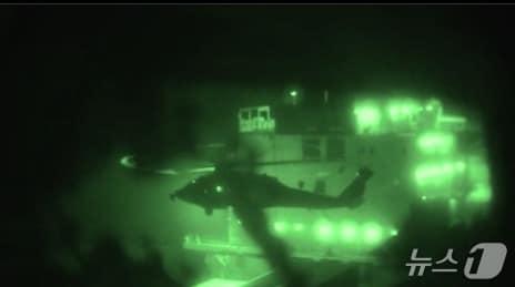 본문 이미지 - 20일 이란 상선 투스카호에 승선해 작전하는 미 해병대. (미 중부사령부 엑스)