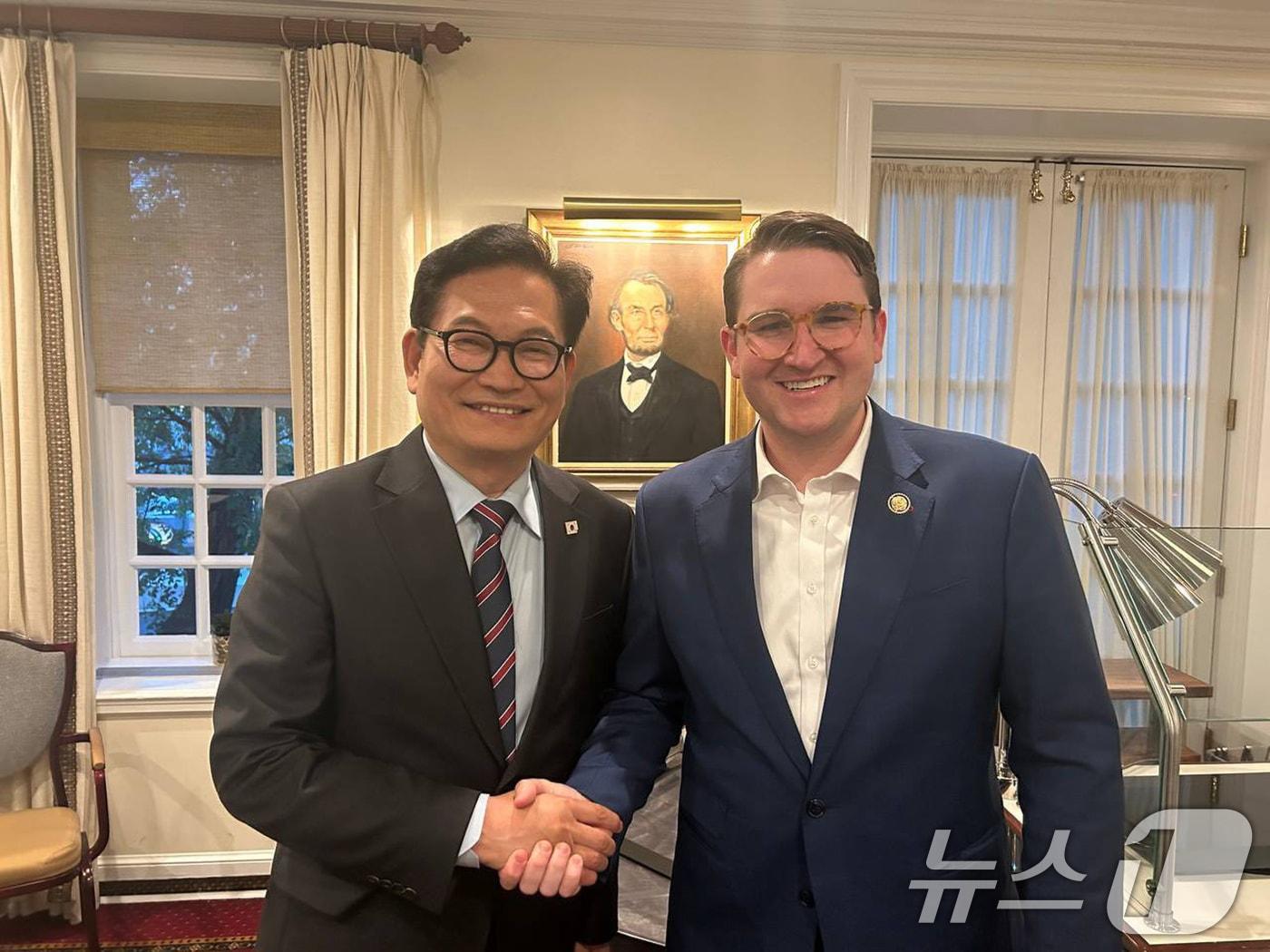 본문 이미지 - 송영길 전 더불어민주당 대표가 지난 14일부터 6박 8일간의 미국 워싱턴DC 방문 일정 중 에디슨 맥도웰 노스캐롤라이나 지역구 연방하원의원과 만나 기념 촬영을 하고 있다. (송영길 전 대표 페이스북. 재판매 및 DB 금지) 2026.4.20 ⓒ 뉴스1