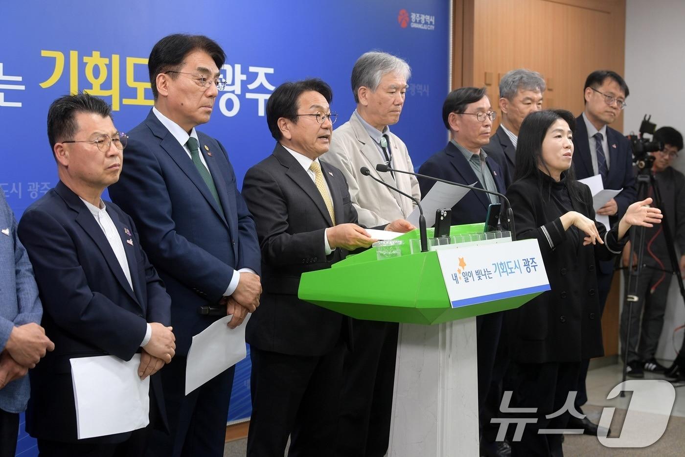 본문 이미지 - 강기정 광주광역시장이 20일 시청 브리핑실에서 기자회견을 열고, 5·18정신의 대한민국 헌법 전문 수록을 제22대 국회에 공식 촉구하고 있다. (광주광역시 제공. 재판매 및 DB금지) 2026.4.20 ⓒ 뉴스1 