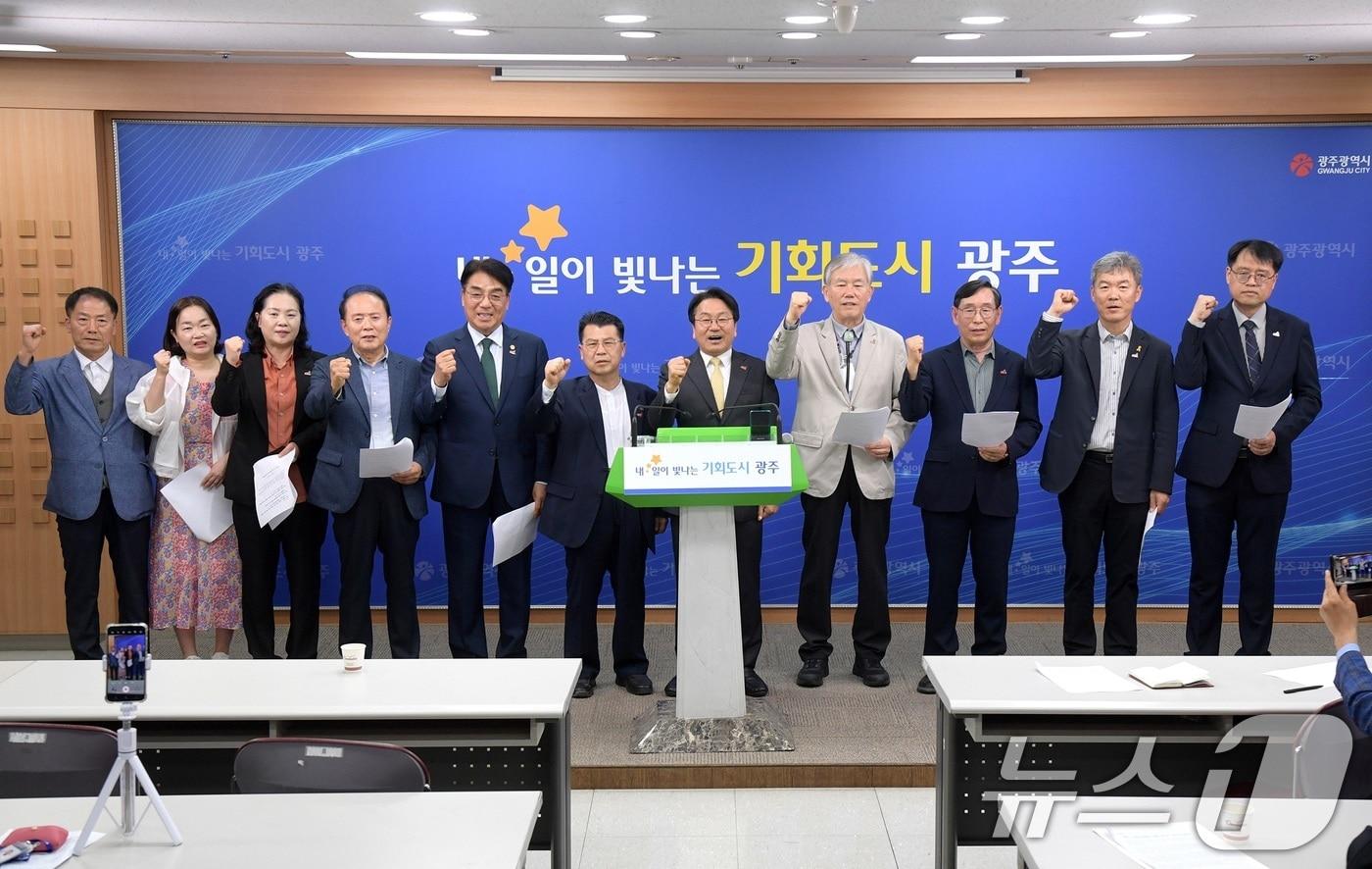 본문 이미지 - 강기정 광주광역시장이 20일 시청 브리핑실에서 기자회견을 열고, 5·18정신의 대한민국 헌법 전문 수록을 제22대 국회에 공식 촉구하고 있다. (광주광역시 제공. 재판매 및 DB금지) 2026.4.20 