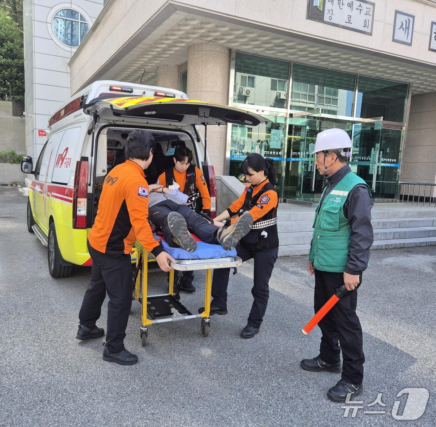 본문 이미지 - 산사태 부상자 이송 훈련이 진행되고 있다.(동래구 제공. 재판매 및 DB금지)