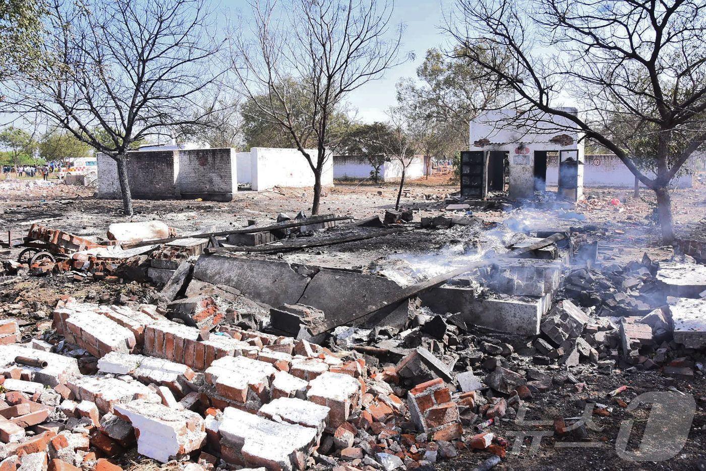 본문 이미지 - 지난 2021년 2월 12일 타밀나두주 비루두나가르 지구의 한 폭죽 공장에서 폭발 사고가 발생했다. 이 폭발로 최소 19명이 사망하고 수십 명이 다쳤다. 2021.02.12. ⓒ AFP=뉴스1