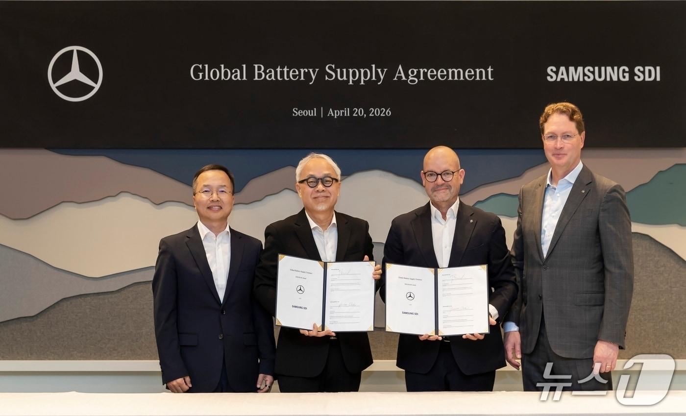 본문 이미지 - 올라 칼레니우스 메르세데스-벤츠 그룹 AG 이사회 의장 겸 CEO, 요르그 부르저 메르세데스-벤츠 그룹 AG 이사회 멤버 및 최고기술책임자(CTO), 최주선 삼성SDI 대표이사 사장, 허은기 삼성SDI 중대형사업부장(부사장)이 20일 오전 안다즈 서울 강남에서 배터리 공급을 위한 계약을 체결하고 기념 사진을 찍고 있다. (삼성SDI 제공)