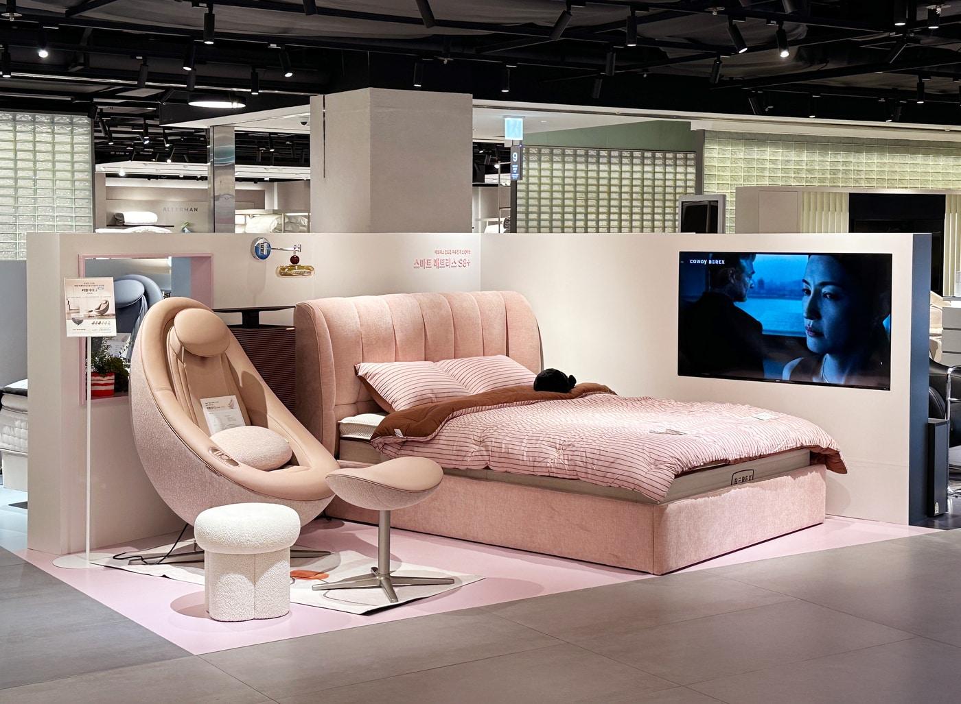 본문 이미지 - 코웨이갤러리 롯데 잠실 팝업스토어 내 테라코타 핑크 테마존(코웨이 제공)