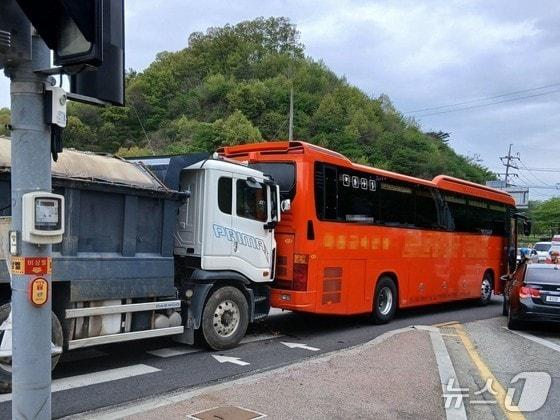 본문 이미지 - 사고 현장 모습.(옥천소방서 제공. 재판매 및 DB금지)