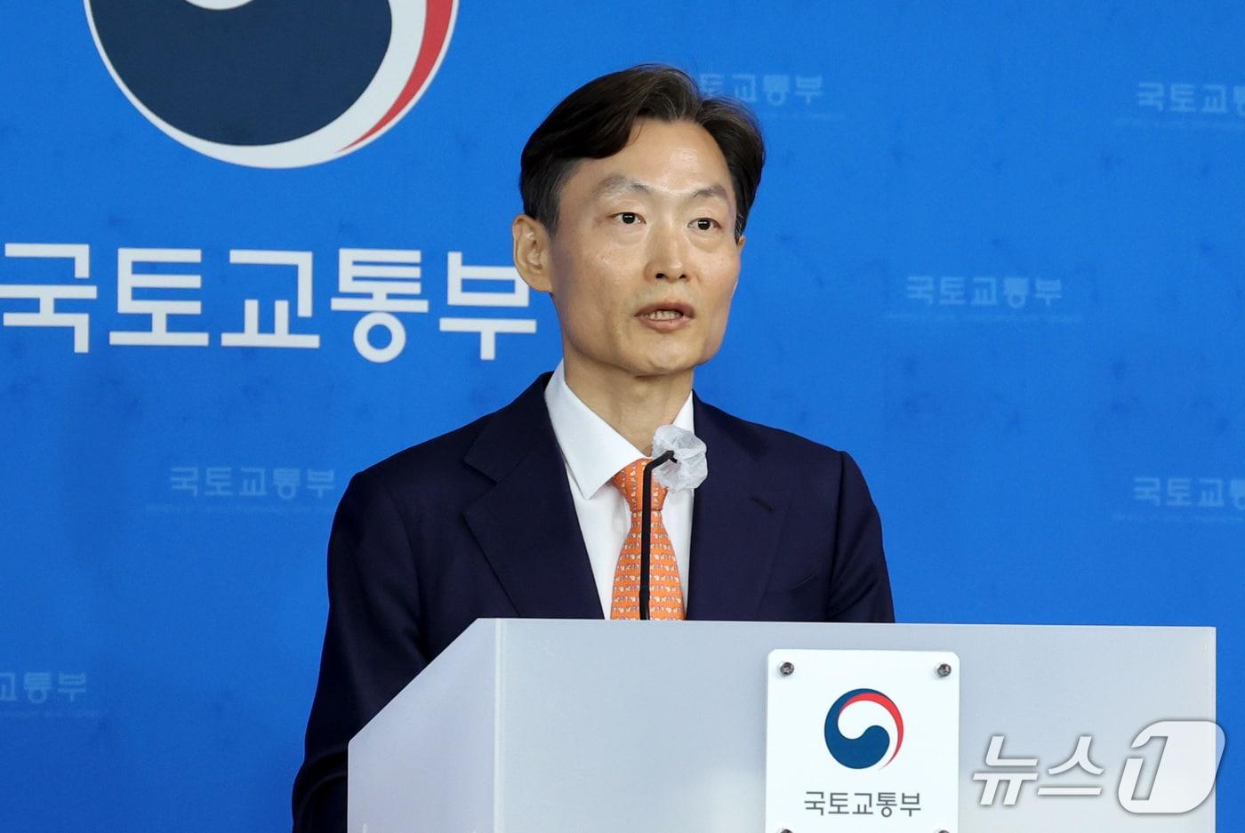 본문 이미지 - 장우철 국토교통부 주택정책관이 20일 세종시 정부세종청사에서의 사업인가 토지확보 요건 완화, 업무대행사 등록제 및 공사비 검증제 도입 등 주택조합 전문성·투명성 강화 등 '조합원 피해 예방 및 사업 정상화 방안'을 발표하고 있다. 2026.4.20 ⓒ 뉴스1 김기남 기자