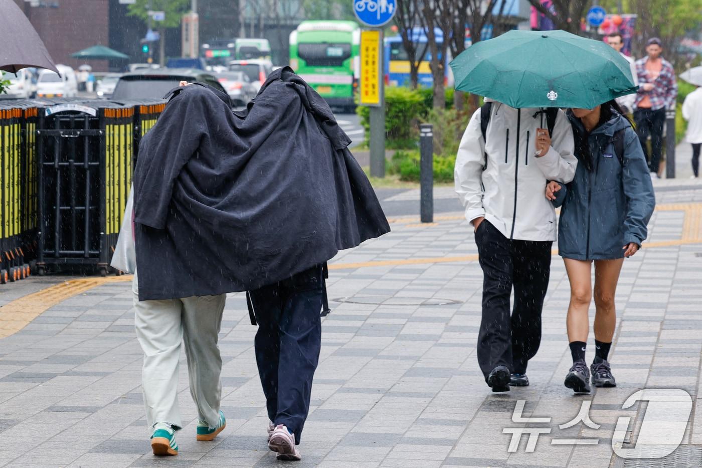 본문 이미지 - 절기상 '곡우'(穀雨, 백곡을 기름지게 하는 봄비가 내림)인 20일 서울 중구 세종대로에서 우산을 쓴 시민, 겉옷으로 비를 피하는 시민들이 걸어가고 있다. 2026.4.20 ⓒ 뉴스1 안은나 기자