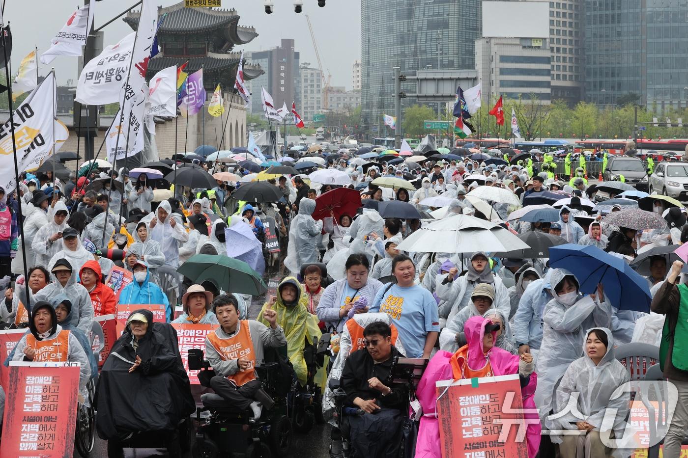 본문 이미지 - 장애인의 날인 20일 서울 종로구 광화문 서십자각 앞에서 ‘4·20 장애인차별철폐 공동투쟁단’이 제25회 420 장애인차별철폐투쟁의 날 1박2일 결의대회를 열고 있다. 2026.4.20 ⓒ 뉴스1 조연우 인턴기자