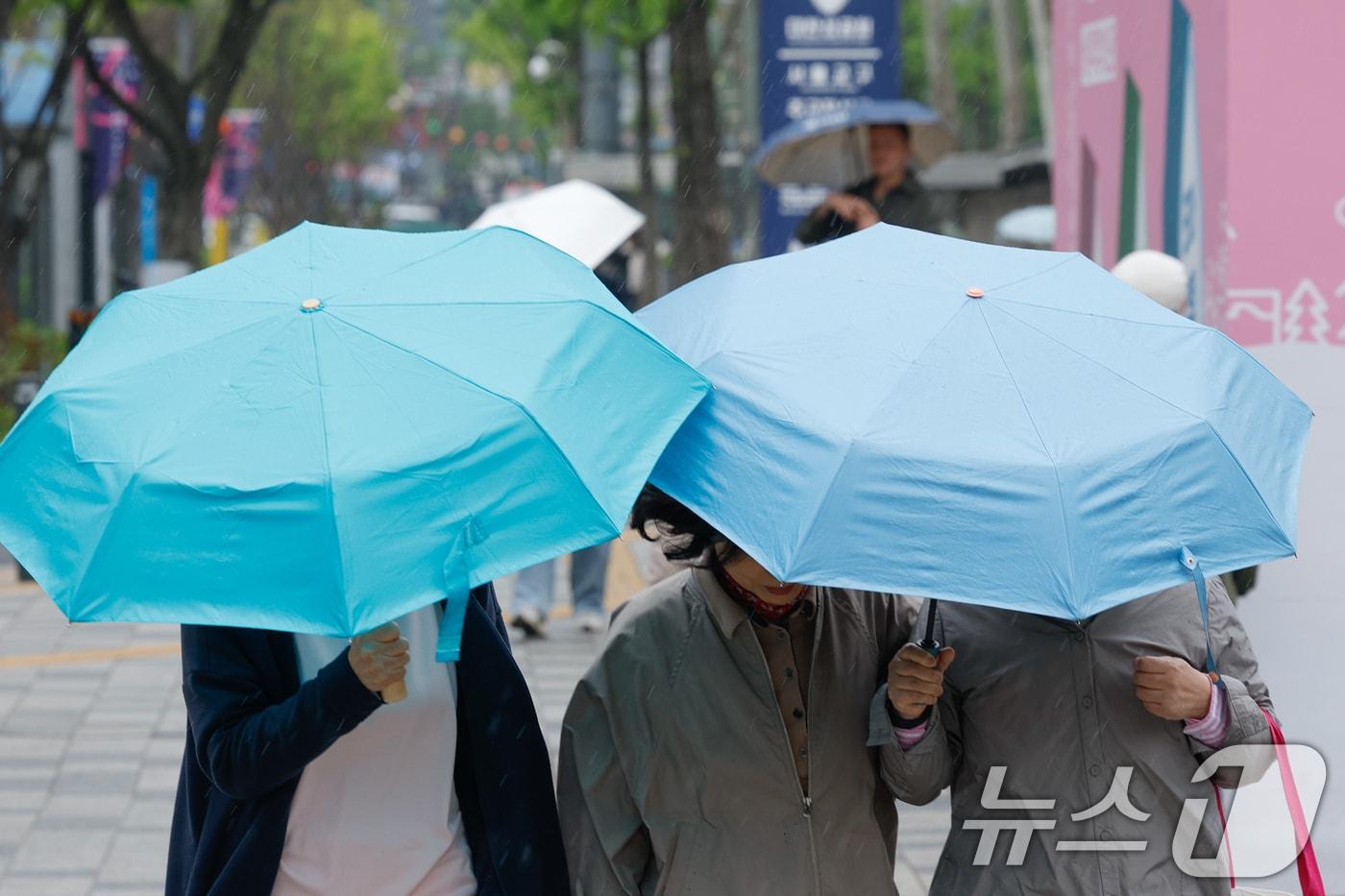 본문 이미지 - 절기상 '곡우'(穀雨, 백곡을 기름지게 하는 봄비가 내림)인 20일 서울 중구 세종대로에서 우산을 쓴 시민들이 지나가고 있다. 2026.4.20 ⓒ 뉴스1 안은나 기자