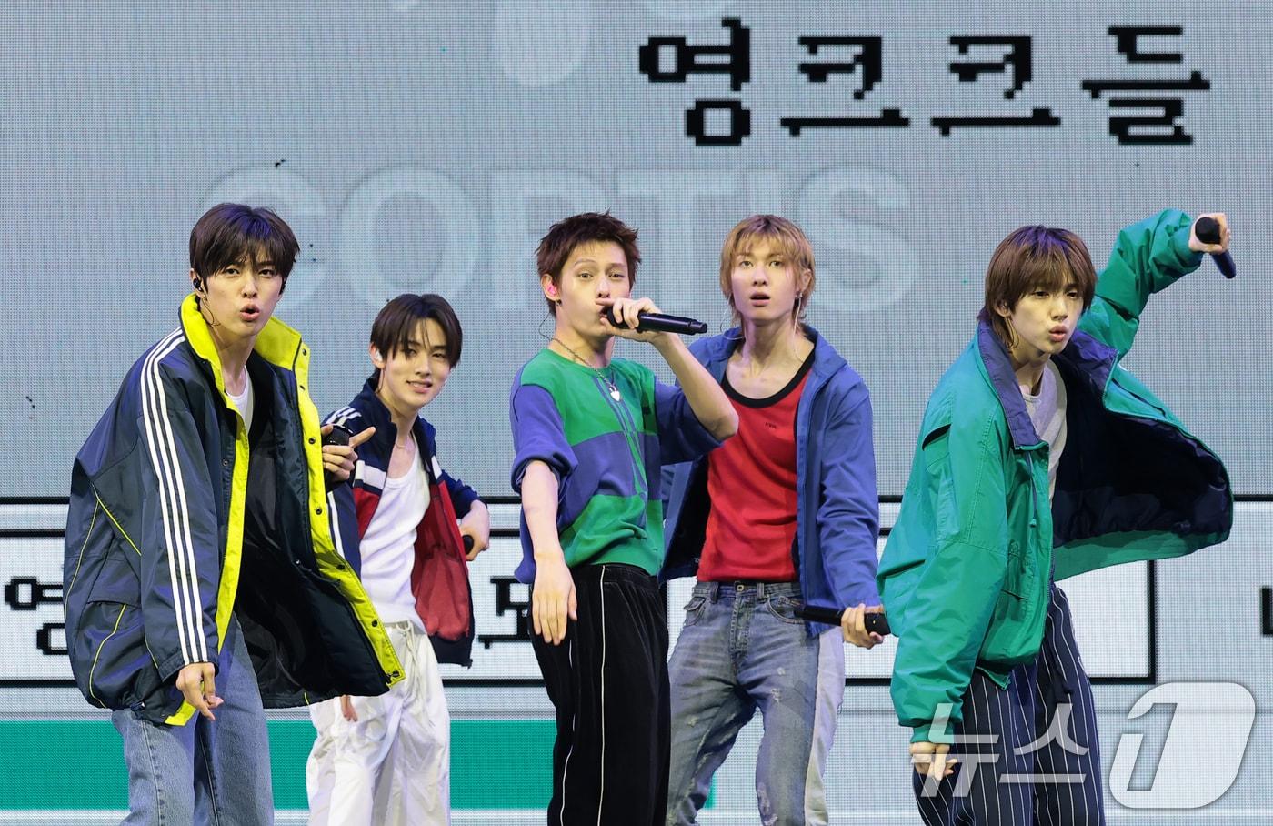 본문 이미지 - 그룹 코르티스(CORTIS)의 이 20일 서울 광진구 예스24라이브홀에서 열린 미니 2집 'GREENGREEN'(그린그린) 발매 쇼케이스에서 수록곡 '영 크리에이터 크루'('영크크')를 선보이고 있다. ⓒ 뉴스1 권현진 기자