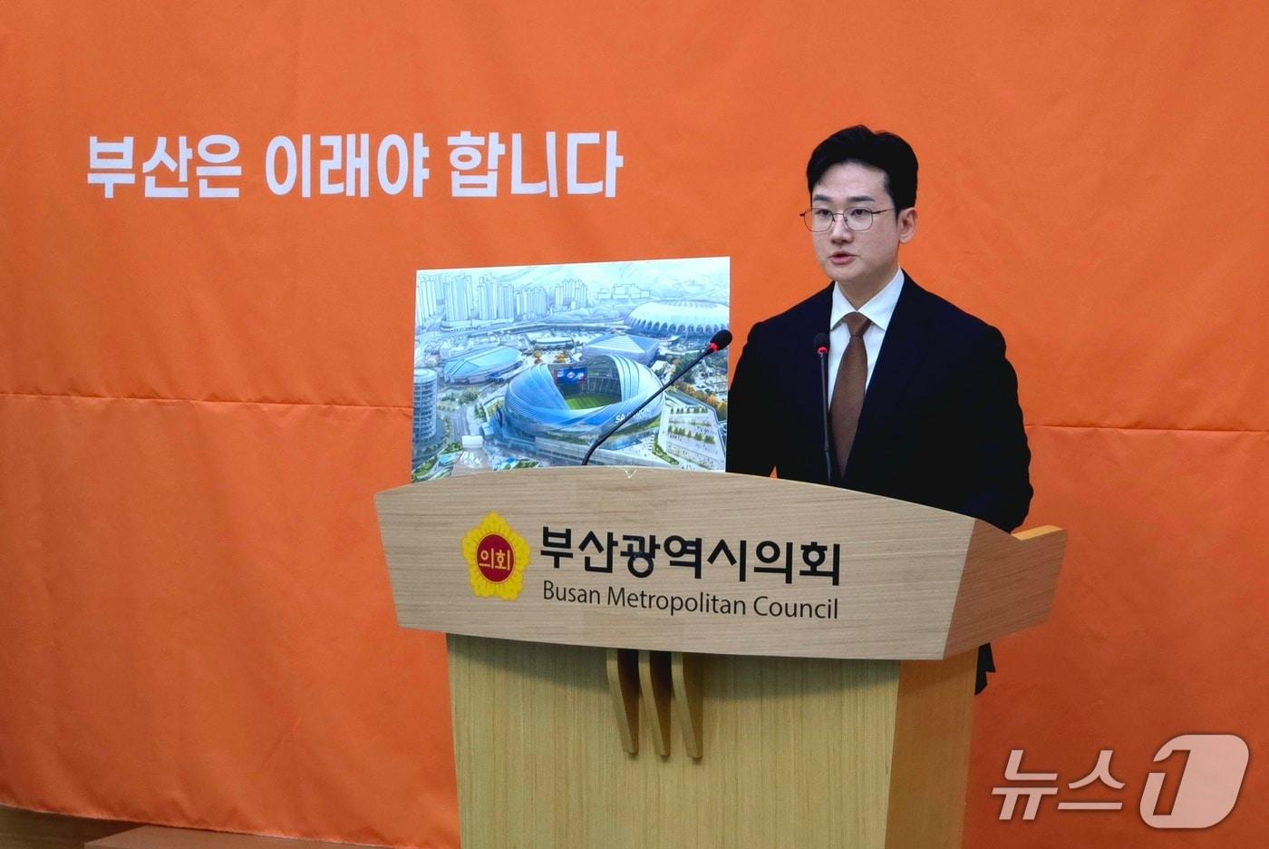 본문 이미지 - 정이한 부산시장 후보가 조감도를 들고 사직 돔구장 공약에 대해 설명하고 있다.2026.4.20ⓒ 뉴스1 이주현 기자