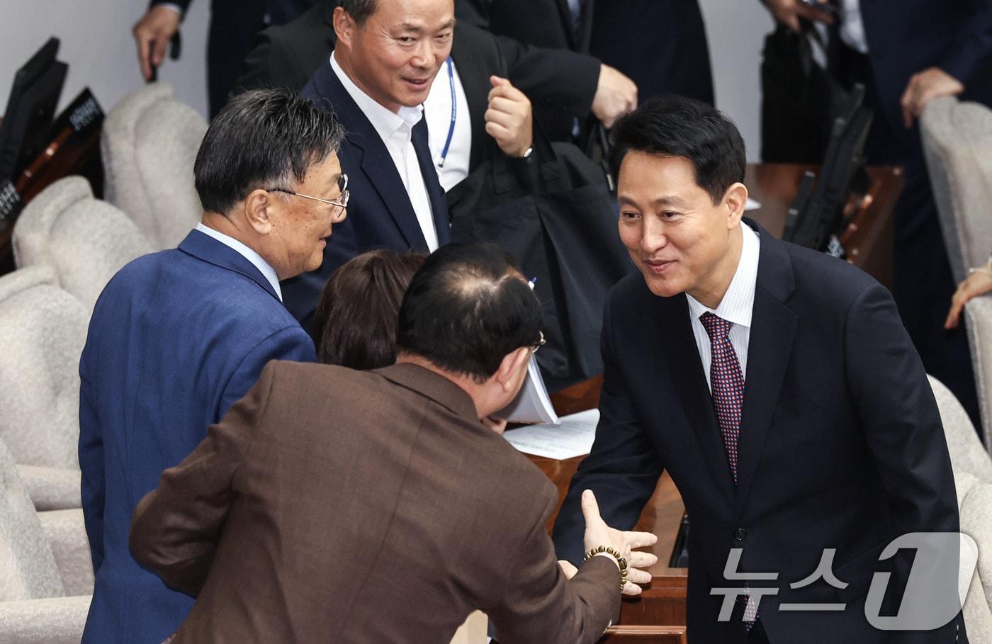 본문 이미지 - 오세훈 서울시장이 서울 중구 서울시의회 본회의장에서 열린 제335회 임시회 제1차 본회의를 마치고 시의원들고 인사를 나누며 이동하고 있다. 2026.4.20 ⓒ 뉴스1 임지훈 인턴기자