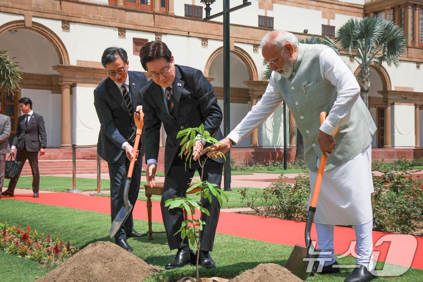 본문 이미지 - 인도를 국빈 방문 중인 이재명 대통령이 20일 뉴델리 영빈관 조경공간에서 나렌드라 모디 인도 총리와 아소카 나무를 공동식수하고 있다. 2026.4.20 ⓒ 뉴스1 이재명 기자