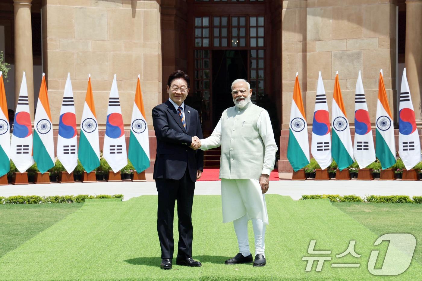 본문 이미지 - 인도를 국빈 방문 중인 이재명 대통령이 20일 뉴델리 영빈관에서 정상회담을 하기 앞서 나렌드라 모디 인도 총리와 기념촬영을 하고 있다. 2026.4.20 ⓒ 뉴스1 이재명 기자