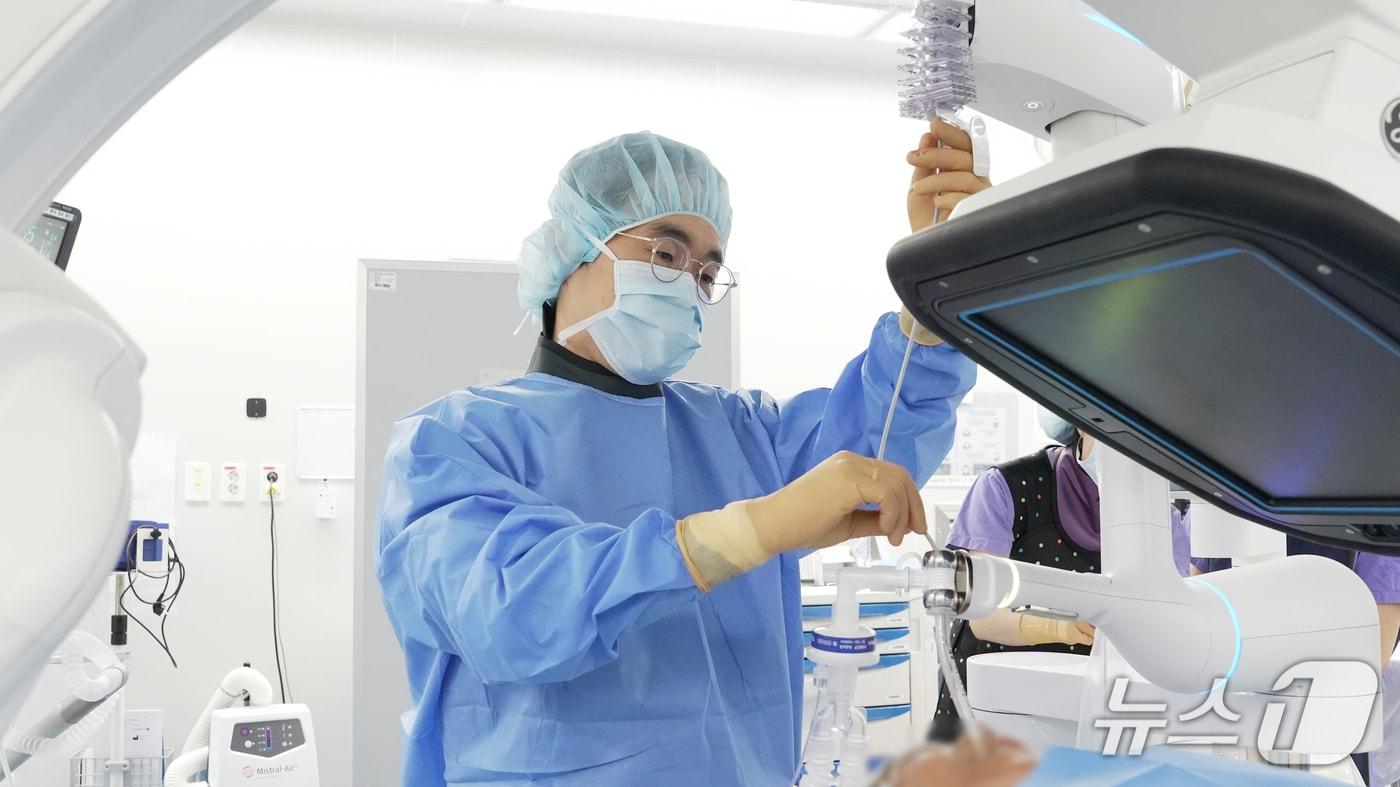 본문 이미지 - 차세대 폐암 진단 장비를 다루는 박동일 충남대병원 호흡기알레르기내과 교수(충남대병원 제공) /뉴스1