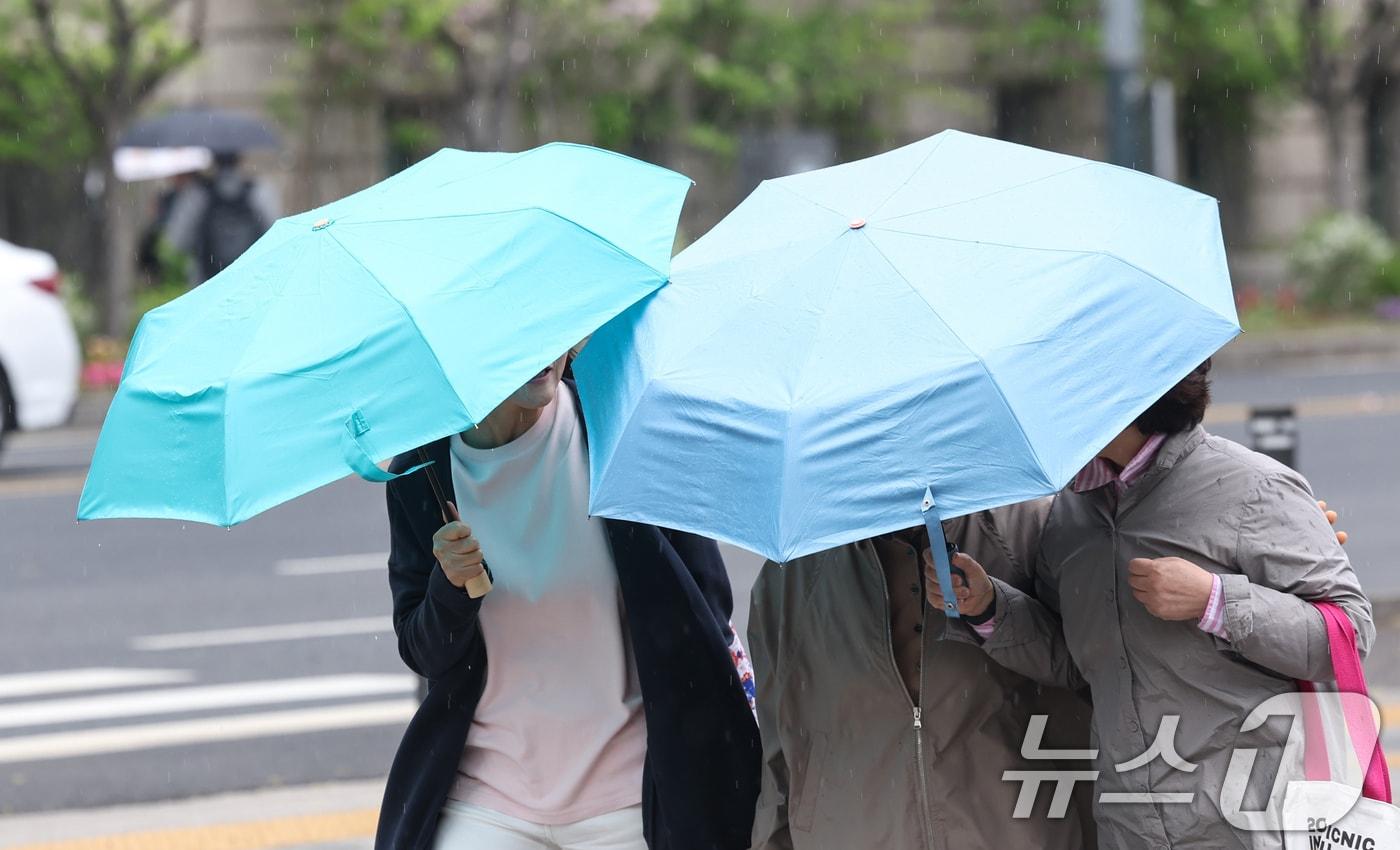 본문 이미지 - 시민들이 우산을 쓰고 이동하고 있다(자료사진)