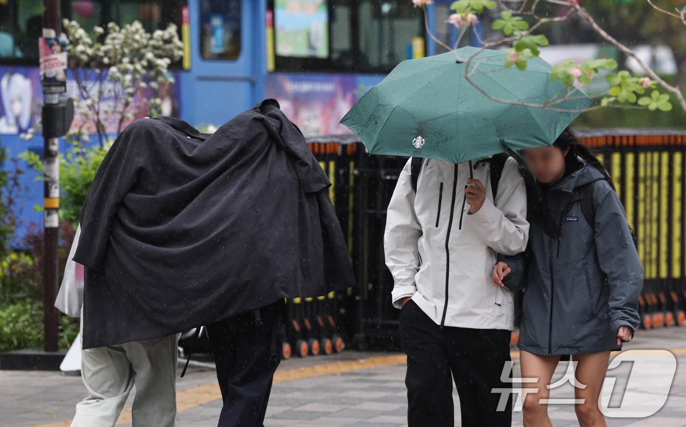 본문 이미지 - 서울 중구 시청역 인근에서 겉옷을 두른 시민들이 비를 피하고 있다. 2026.4.20 ⓒ 뉴스1 임지훈 인턴기자