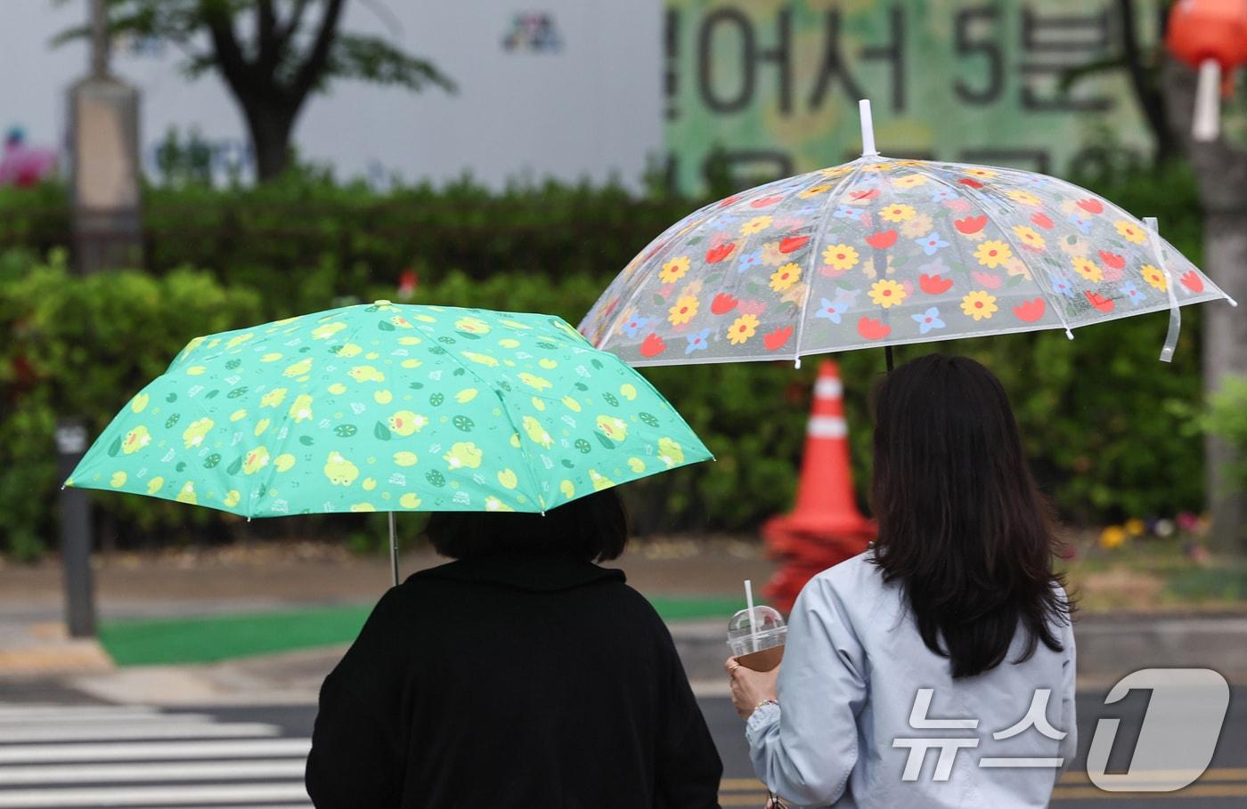 본문 이미지 - 20일 오후 서울 중구 시청역 인근에서 시민들이 우산을 쓰고 이동하고 있다. ⓒ 뉴스1 임지훈 인턴기자