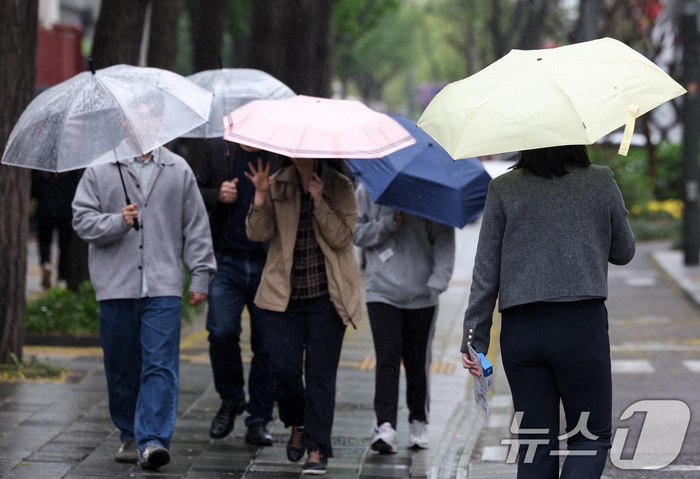 본문 이미지 - 절기상 '곡우'(穀雨)인 20일 오후 서울 중구 시청역 인근에서 시민들이 우산을 쓰고 이동하고 있다. 2026.4.20 ⓒ 뉴스1 임지훈 인턴기자