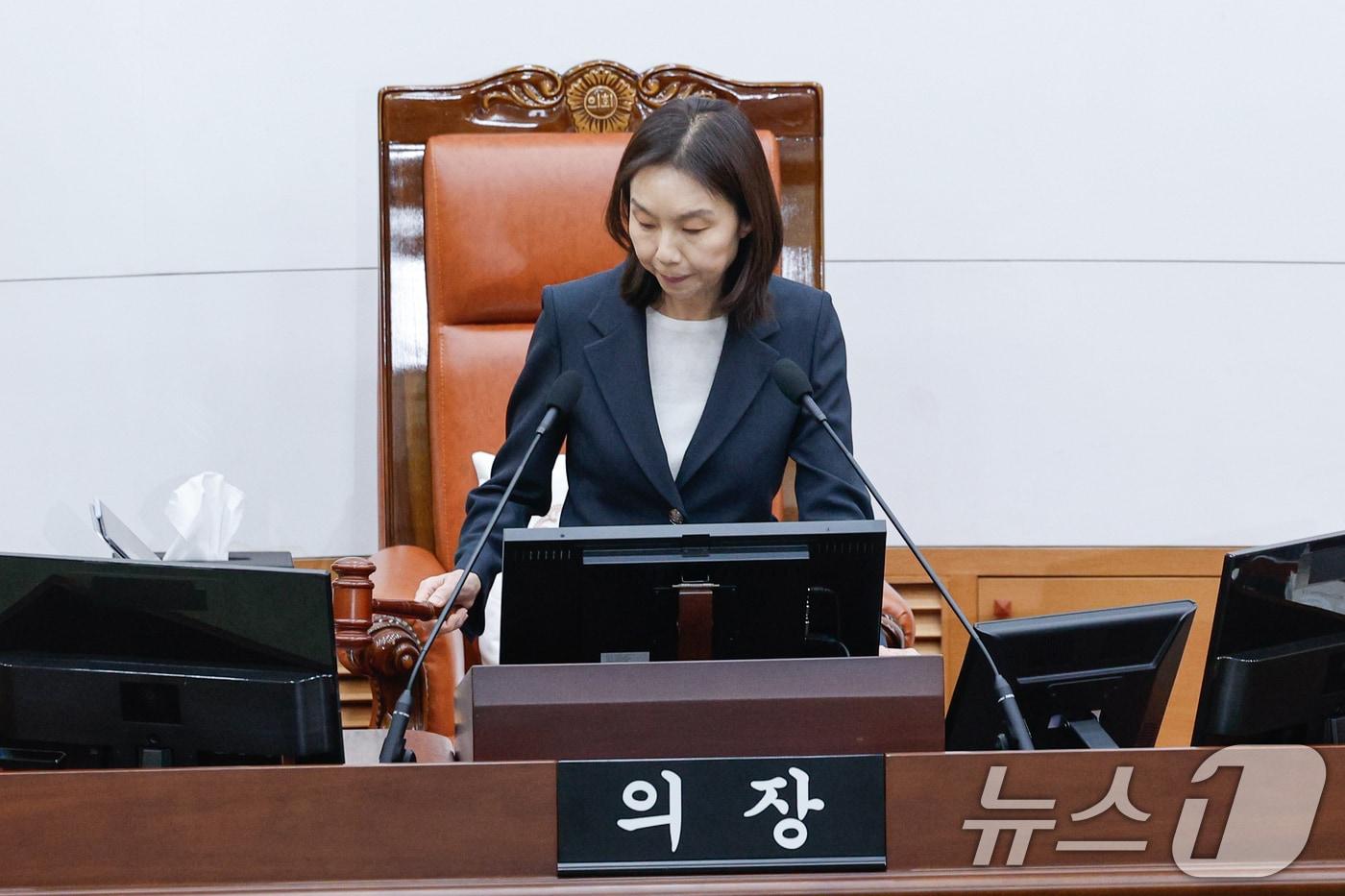 본문 이미지 - 최호정 서울시의회 의장이 중구 시의회에서 열린 제335회 임시회 제1차 본회의에서 의사봉을 두드리고 있다. 2026.4.20 ⓒ 뉴스1 안은나 기자