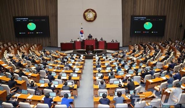 본문 이미지 -  지난 18일 서울 여의도 국회에서 열린 434회국회(임시회) 6차 본회의에서 공직선거법 일부개정법률안(대안)이 가결되고 있다. 2026.4.18 ⓒ 뉴스1 신웅수 기자