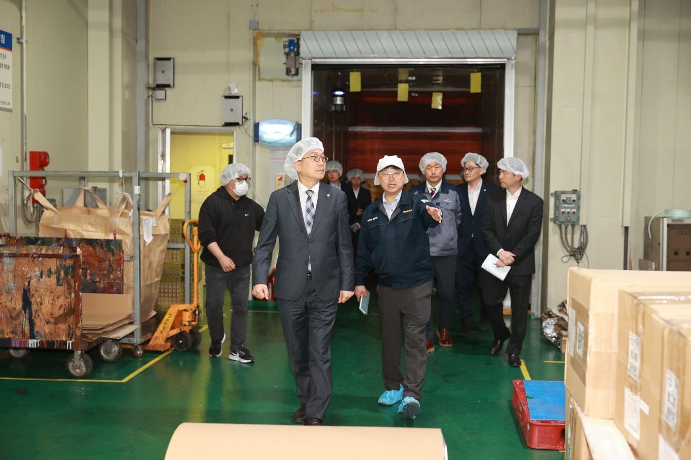 본문 이미지 - 이병권 중기부 제2차관이 20일 경기 화성에 위치한 플라스틱 연포장 제조업체를 찾아 현장을 살펴보고 지원 방안을 논의했다. (중소벤처기업부 제공)