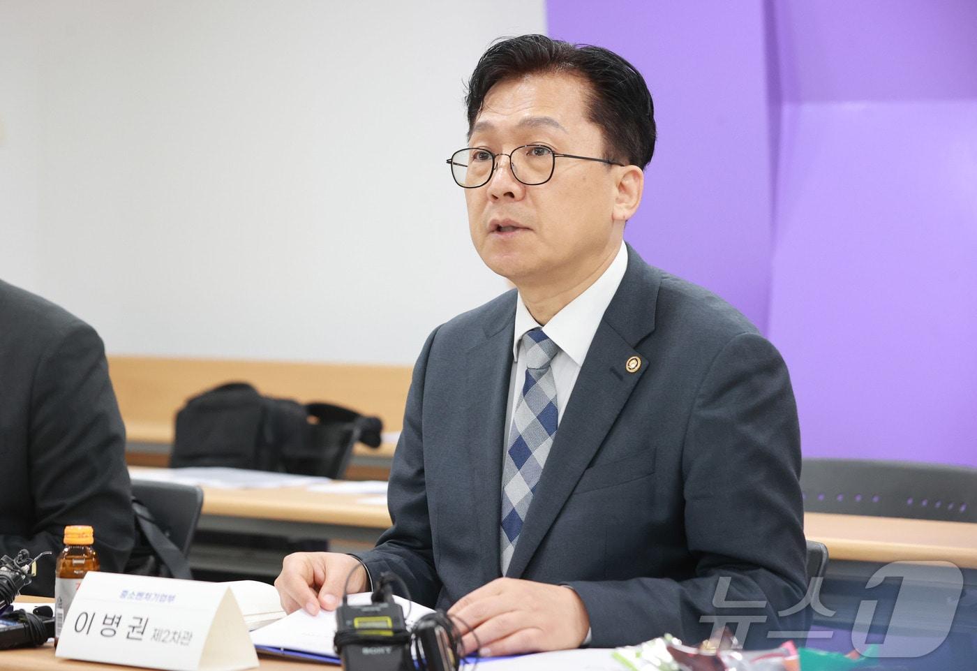 본문 이미지 - 이병권 중소벤처기업부 제2차관이 20일 오후 경기도 화성 소재 신명이노텍에서 열린 플라스틱 봉투 업계 간담회에서 모두발언을 하고 있다. (중소벤처기업부 제공. 재판매 및 DB 금지) 2026.4.20 ⓒ 뉴스1