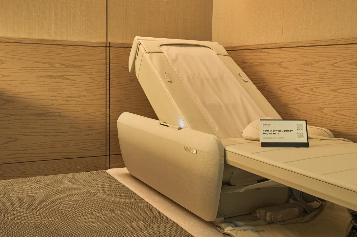 본문 이미지 - 인천국제공항 제2여객터미널 대한항공 프레스티지 서편 라운지에 설치된 세라젬 마스터 V9(세라젬 제공)