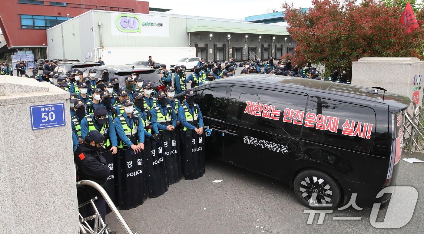본문 이미지 - 진주시 정촌면 CU 진주물류센터 앞에서 지난 4월 20일 경찰이 민주노총 화물연대 CU지회 노조원들을 막아 서고 있다. 2026.4.20 ⓒ 뉴스1 윤일지 기자