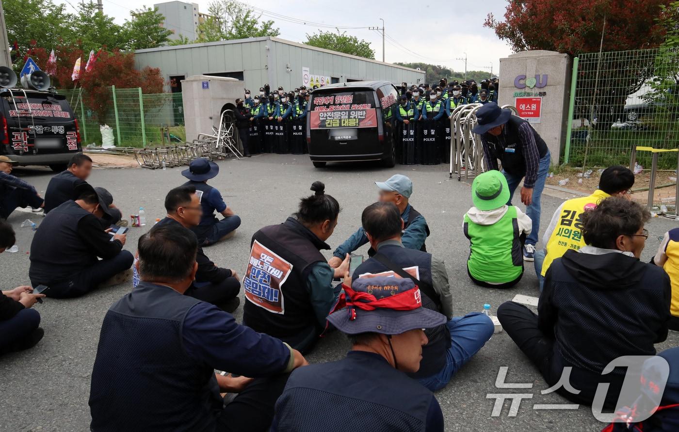 본문 이미지 - 20일 경남 진주시 정촌면 CU 진주물류센터 앞에서 경찰이 민주노총 화물연대 CU지회 노조원들을 막아 서고 있다. 물류센터 정문 앞에는 진입을 시도하던 노조 차량이 보이고 있다. 이날 현장에서는 화물차와 집회 참가자 3명이 충돌해 1명이 숨지고 2명이 다치는 사고가 발생했다. 2026.4.20 ⓒ 뉴스1 윤일지 기자