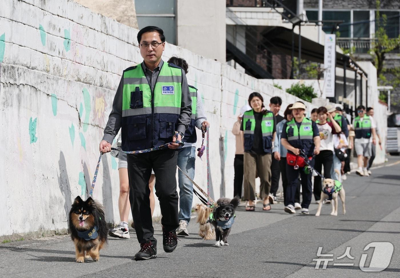 본문 이미지 - 동구 펫 119 반려견순찰대 합동 순찰 모습.(동구 제공. 재판매 및 DB금지)/뉴스1