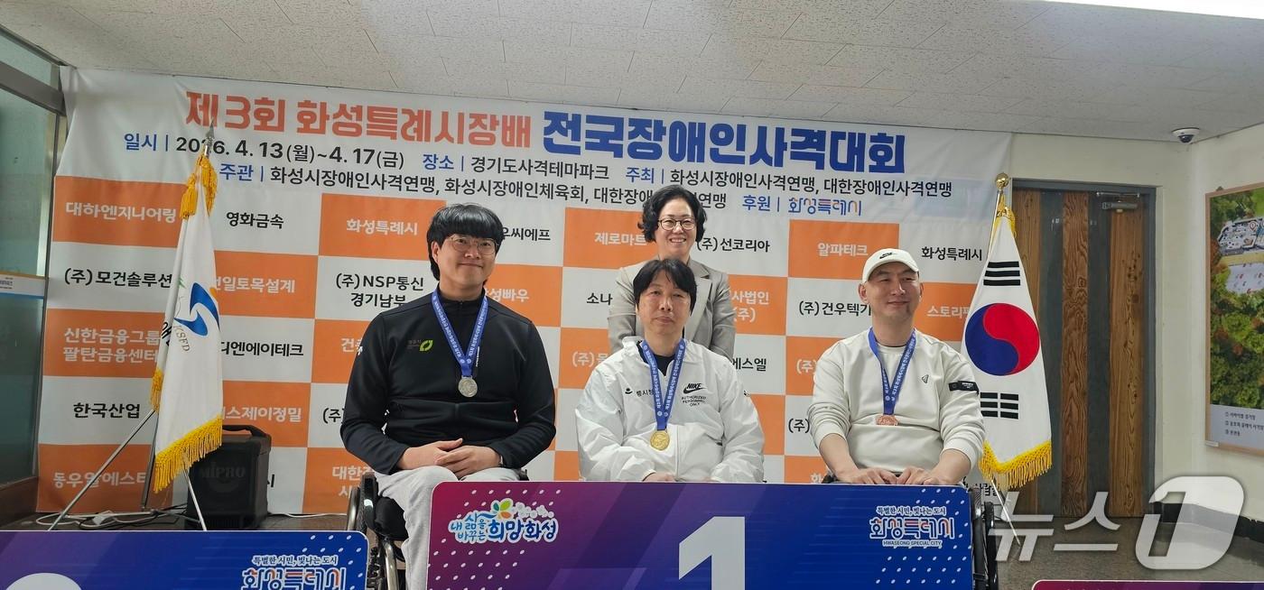 본문 이미지 - 제3회 화성특례시장배 전국장애인사격대회 10m 공기소총 복사 종목에서 금메달을 차지한 강릉시청 심영집(가운데) 선수.(강릉시 제공, 재판매 및 DB 금지)2026.20/뉴스1