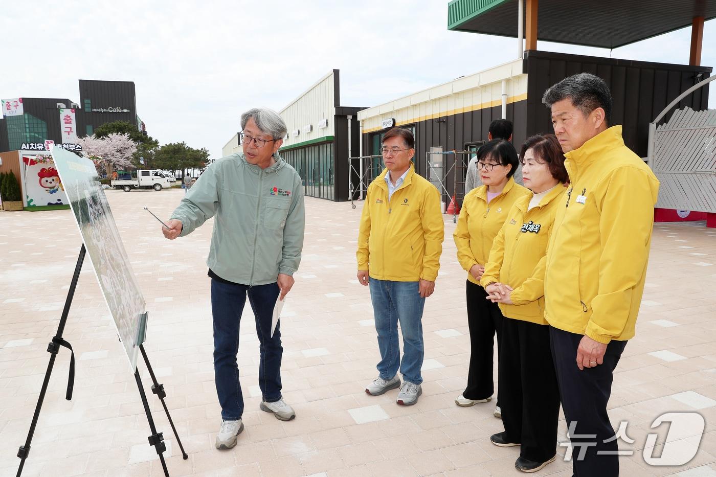 본문 이미지 - 박람회장 주요 시설 설명을 듣고 있는 군의회 의원들(태안군의회 제공. 재판매 및 DB금지)2026.4.20/뉴스1