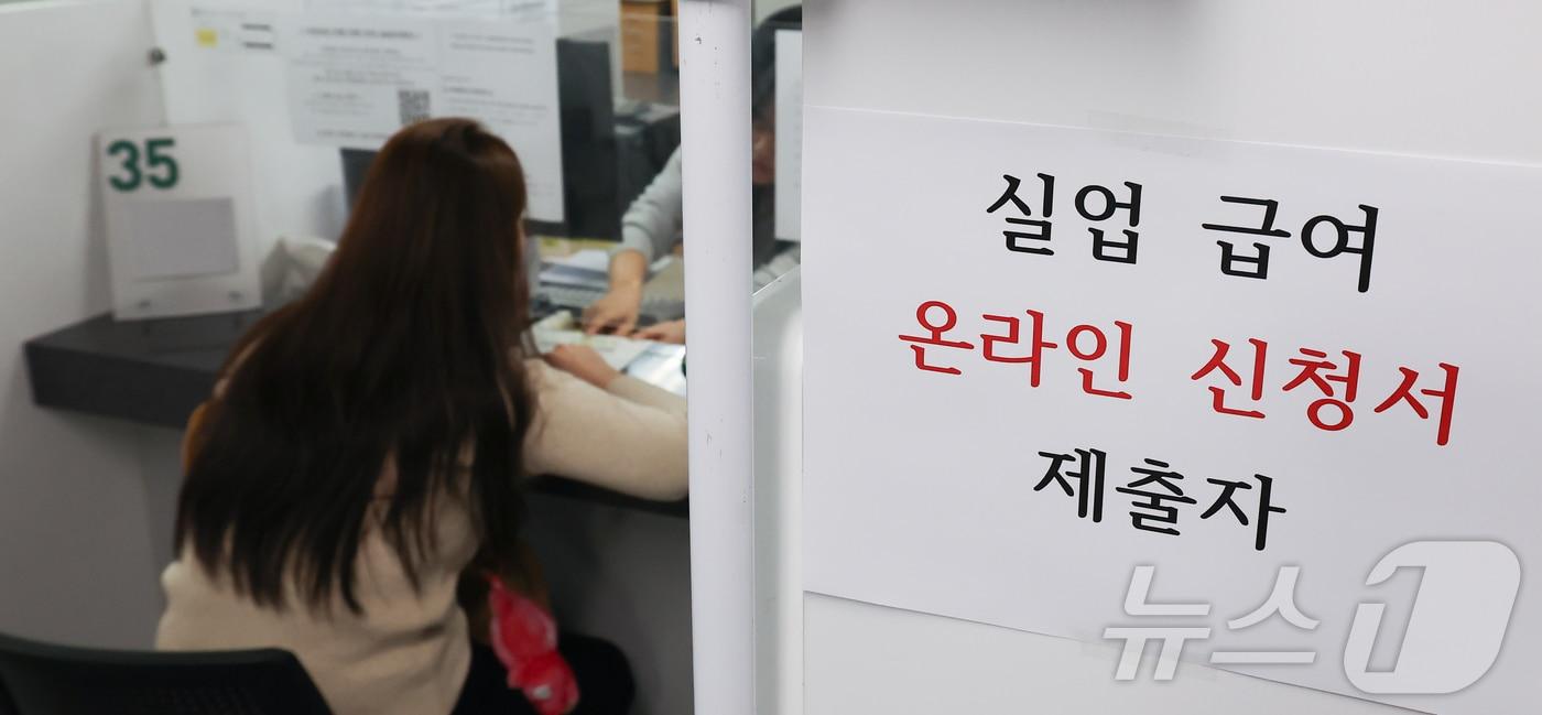 본문 이미지 - 지난 1분기 실업자가 100만명대를 기록한 가운데 20일 서울 마포구 서울서부고용복지플러스센터에 실업급여 관련 안내가 적혀 있다. 2026.4.20 ⓒ 뉴스1 이종수 인턴기자