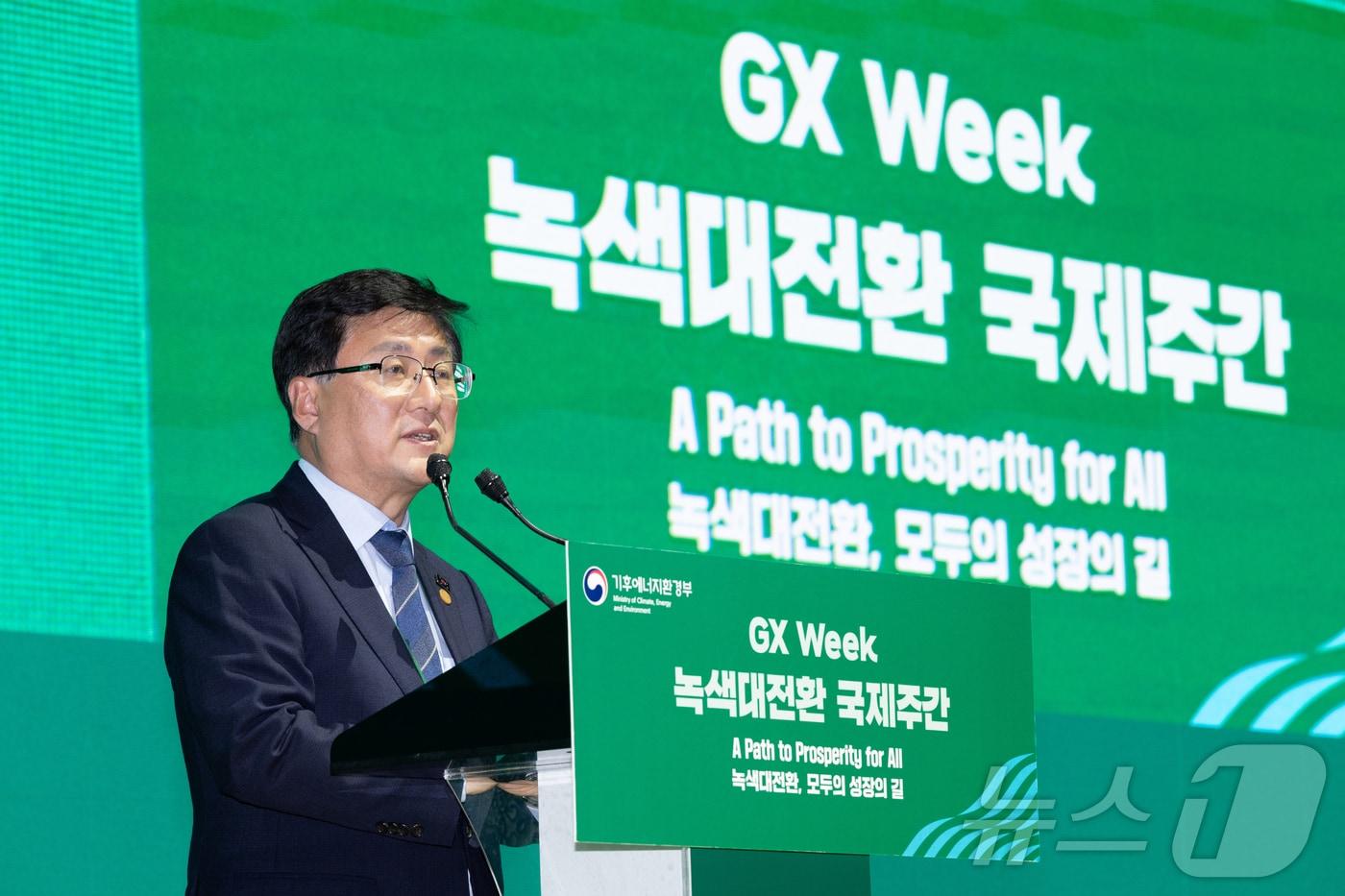 본문 이미지 - 김성환 기후에너지환경부 장관이 전남 여수시 여수엑스포컨벤션센터에서 열린 녹색대전환 국제주간 개회식에서 개회사를 하고 있다. (기후에너지환경부 제공. 재판매 및 DB 금지) 2026.4.20 ⓒ 뉴스1