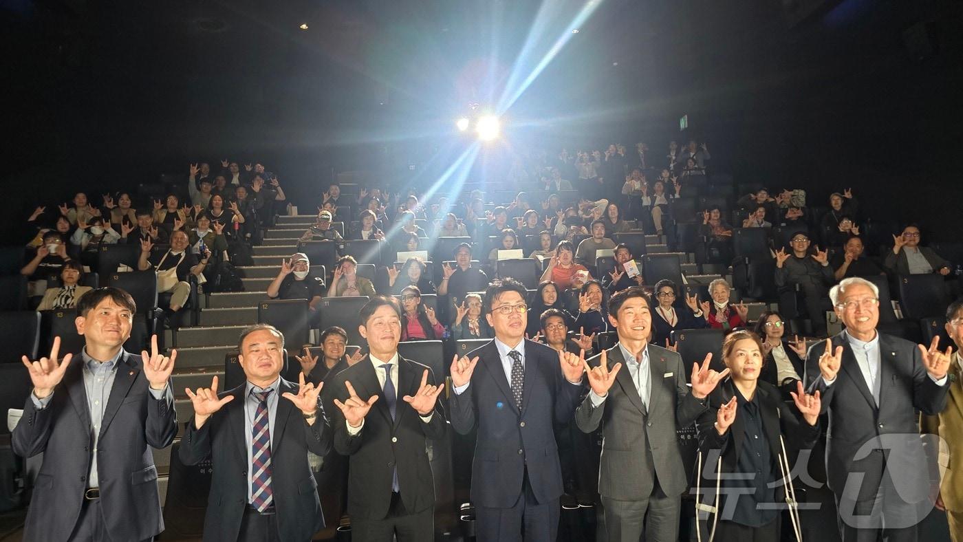 본문 이미지 - 롯데컬처웍스는 20일 오후 서울 강남구 롯데시네마 도곡에서 장애인의 날을 맞아 청각장애인 약 80명을 초청해 '광음시네마&times;인공지능(AI) 자막안경' 특별상영회를 개최했다.ⓒ 뉴스1 최소망