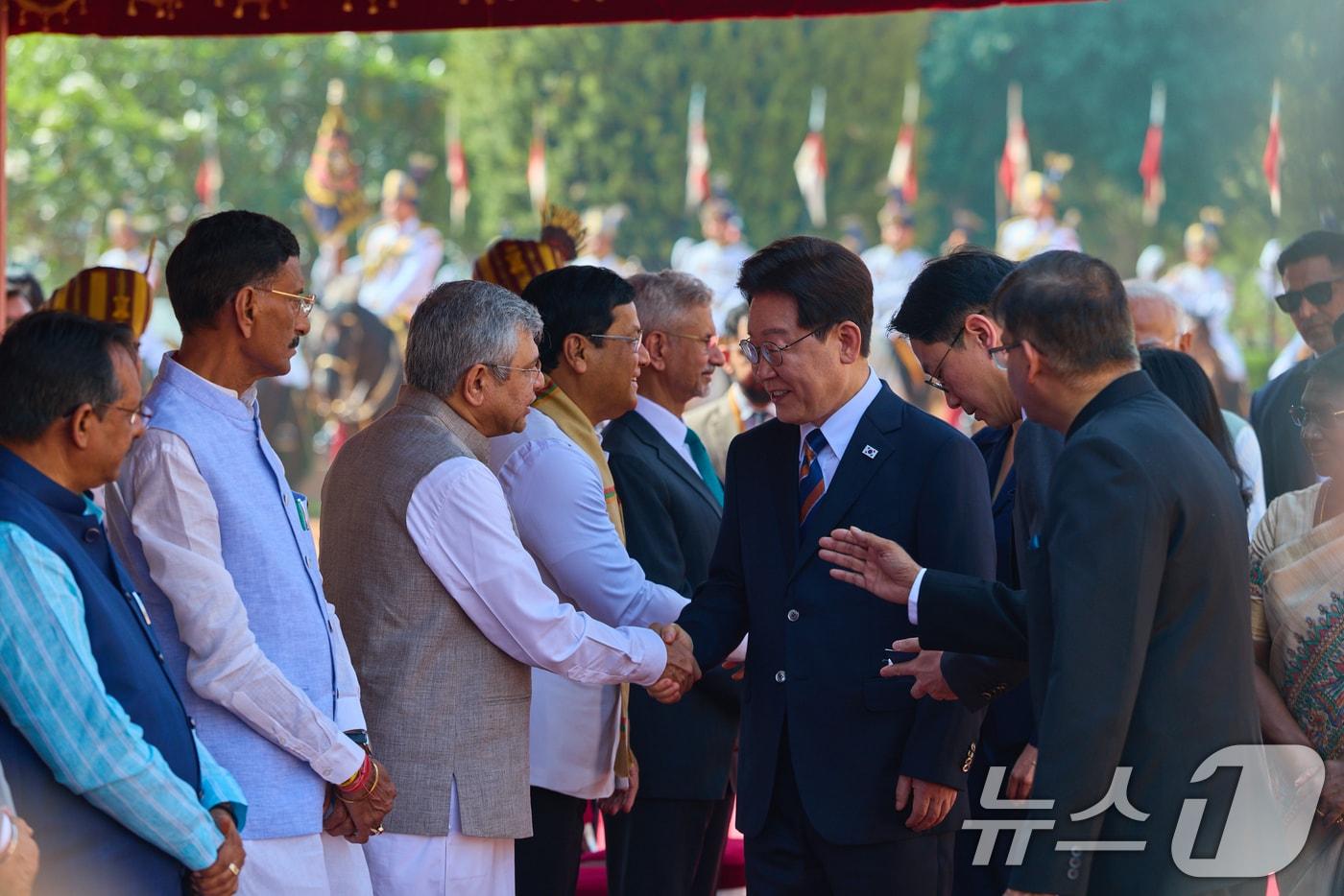 본문 이미지 - 인도를 국빈 방문 중인 이재명 대통령이 20일 뉴델리 대통령궁 광장에서 열린 공식환영식에서 인도측 수행원들과 인사하고 있다. (공동취재) 2026.4.20 ⓒ 뉴스1 이재명 기자