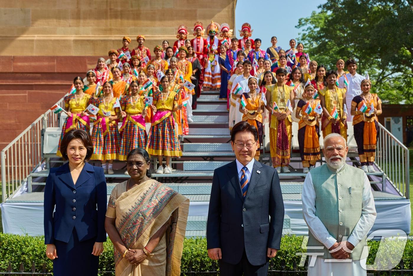 본문 이미지 - 이재명 대통령과 김혜경 여사가 20일 뉴델리 대통령궁 광장에서 열린 공식환영식에서 드라우파디 무르무 인도 대통령, 나렌드라 모디 인도 총리와 기념촬영을 하고 있다. (공동취재) 2026.4.20 ⓒ 뉴스1 이재명 기자