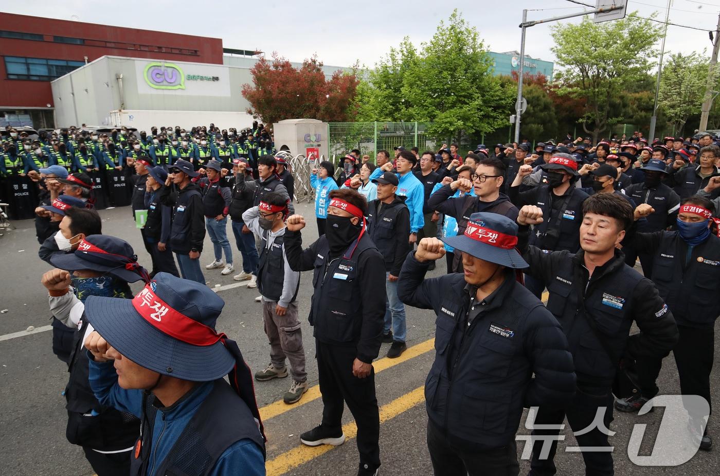 본문 이미지 - 20일 경남 진주시 정촌면 CU 진주물류센터 앞에서 열린 민주노총 화물연대 CU지회 집회에서 화물연대 노조원들이 구호를 외치고 있다. 2026.4.20 ⓒ 뉴스1 윤일지 기자