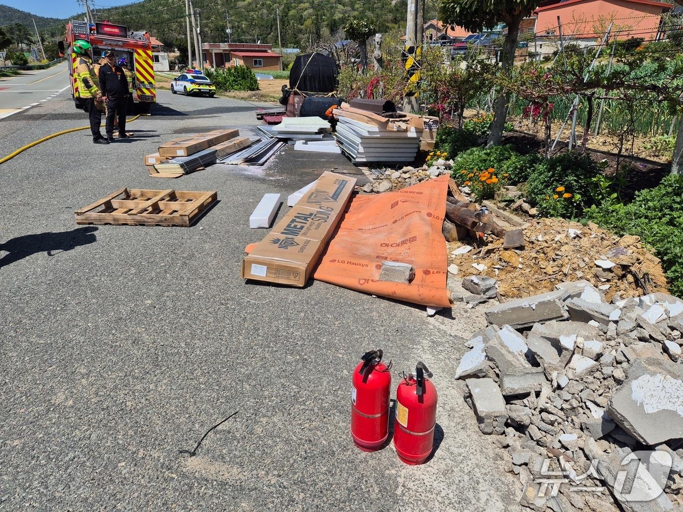 본문 이미지 - 지난 16일 전남 진도군 임회면 남동리의 길가에 적치된 건축자재에서 불이 나 김성재 마을이장이 소화기 2대로 진화한 모습.(전남소방본부 제공. 재판매 및 DB 금지)
