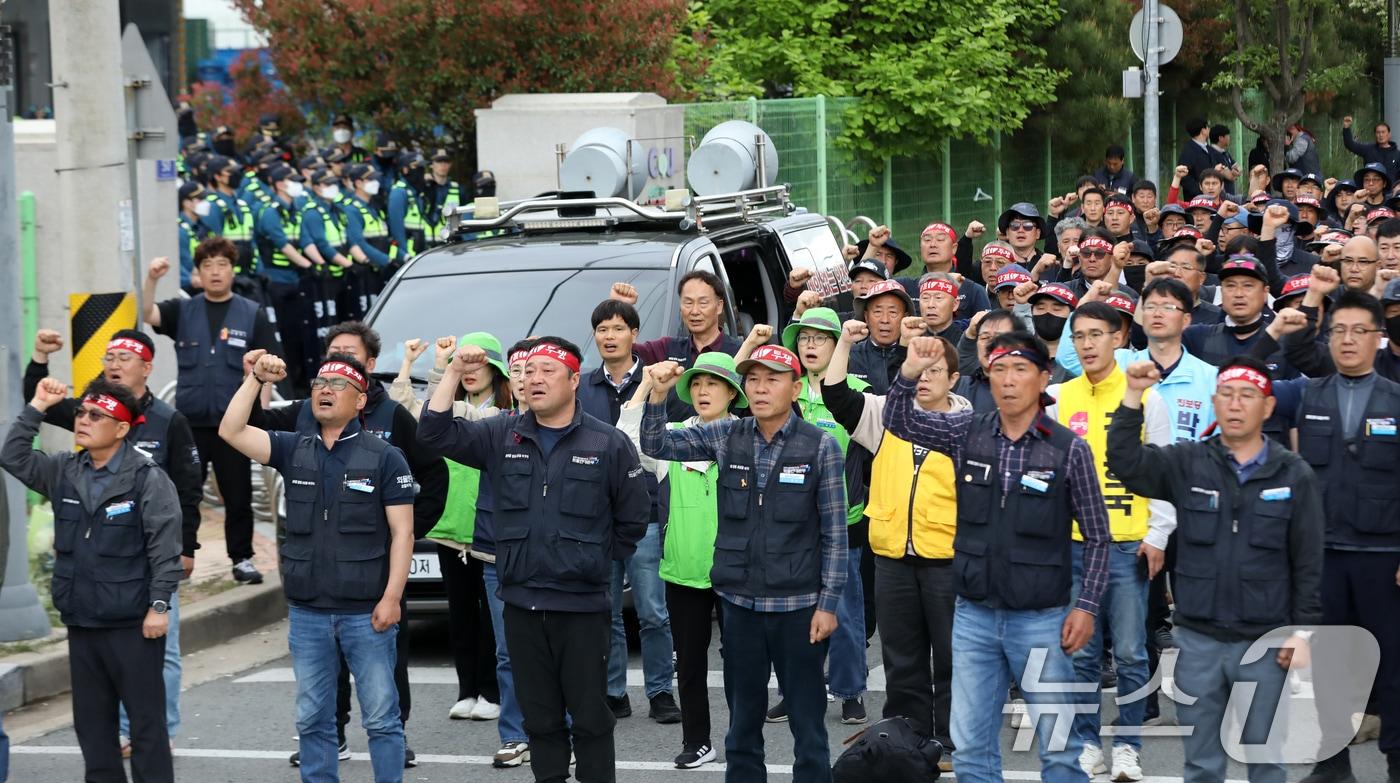 본문 이미지 - 20일 경남 진주시 정촌면 CU 진주물류센터 앞에서 열린 민주노총 화물연대 CU지회 집회에서 화물연대 노조원들이 구호를 외치고 있다. 이날 현장에서는 화물차와 집회 참가자 3명이 충돌해 1명이 숨지고 2명이 다치는 사고가 발생했다. 2026.4.20 ⓒ 뉴스1 윤일지 기자