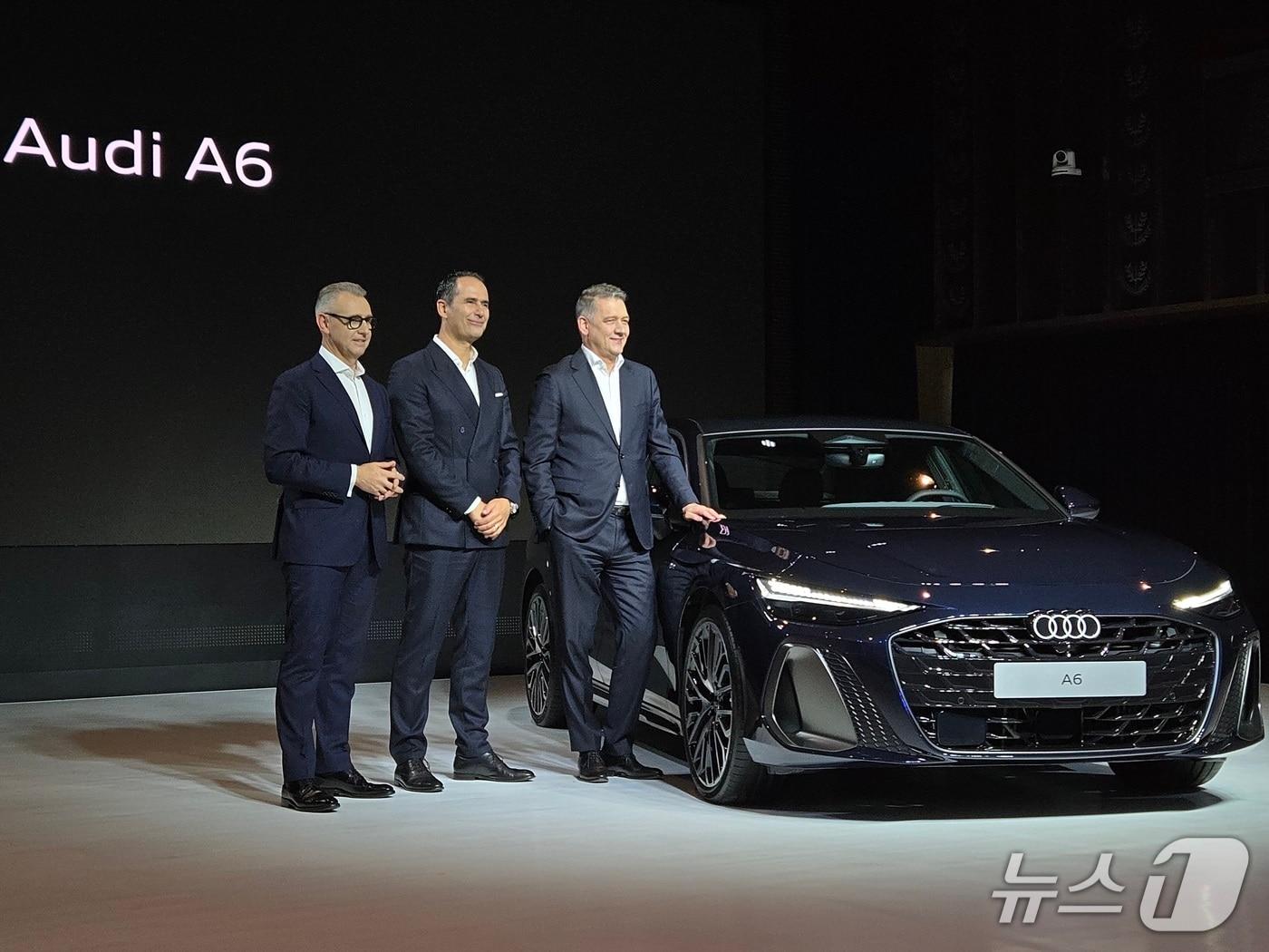 본문 이미지 - 아우디코리아가 20일 서울 중구 반야트리 호텔에서 국내 최초로 선보인 아우디 준대형 세단 'A6' 9세대 완전 변경 모델 '더 뉴 아우디 A6'를 배경으로 (왼쪽부터) 스티브 클로티 아우디코리아 사장, 마르코 슈베르트 아우디 AG 세일즈·마케팅 총괄, 게르놋 될너 아우디 AG 회장이 기념 사진을 촬영하고 있다. 2026.4.20/뉴스1 김성식 기자