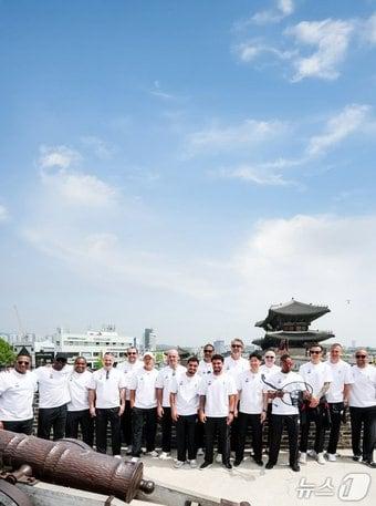 본문 이미지 - 오지에프씨(OGFC) 선수들이 수원화성에서 기념촬영을 하고 있다. (슛포러브 제공. 재판매 및 DB 금지) 2026.4.20/뉴스1 