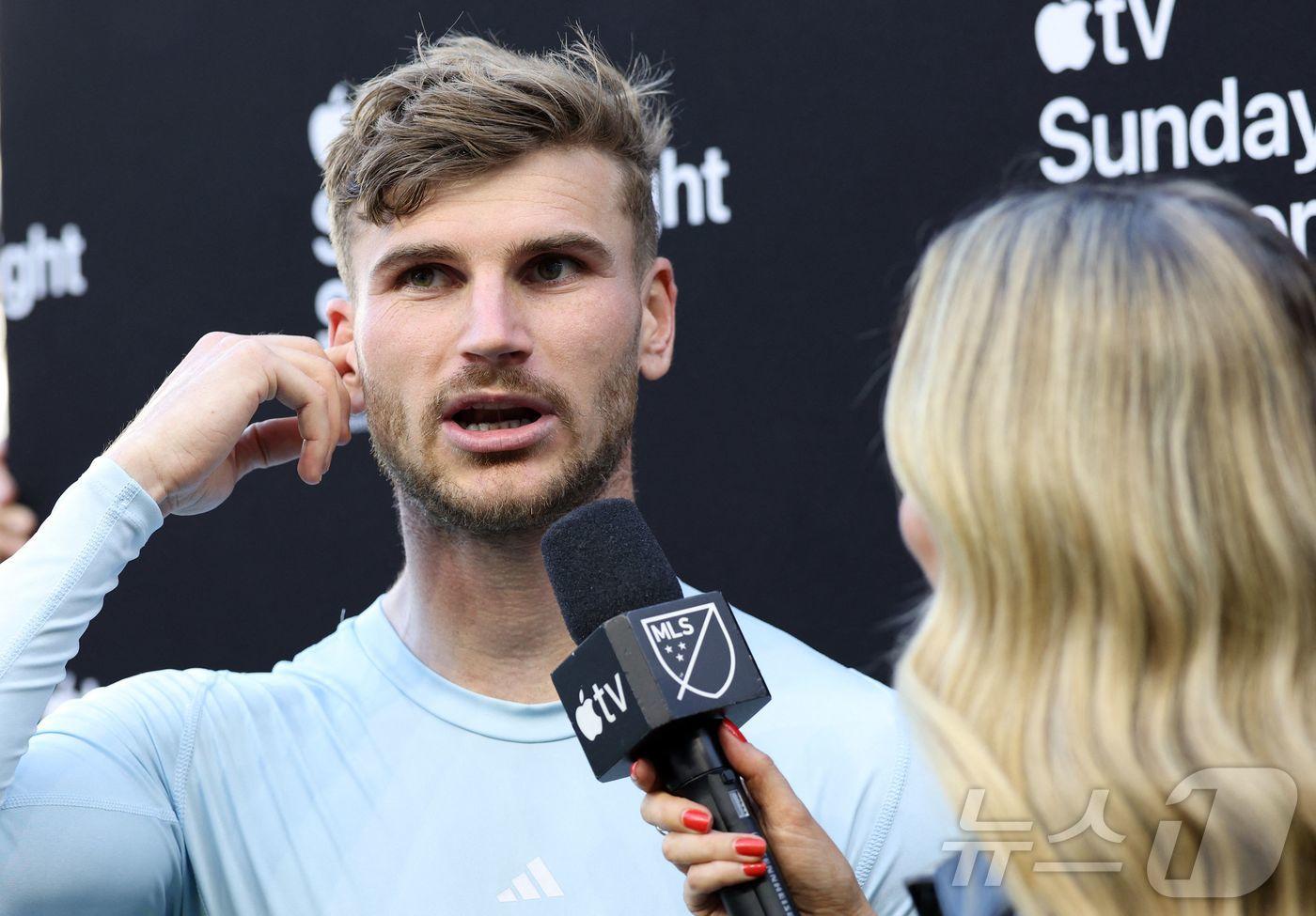 본문 이미지 - MLS 산호세의 티모 베르너가 20일 LA FC 원정 경기 후 인터뷰를 하고 있다. ⓒ AFP=뉴스1