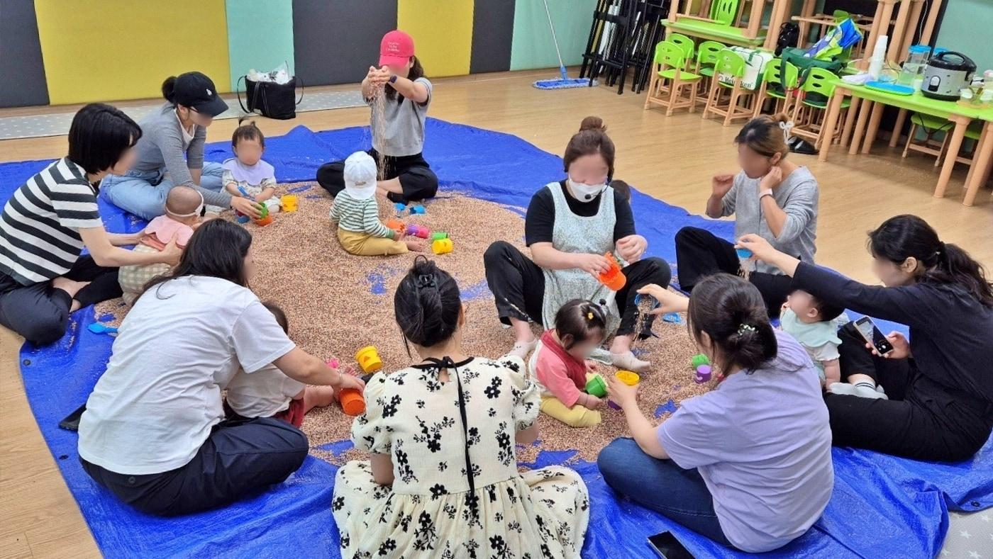 본문 이미지 - 롯데마트 문화센터 은평점 영유아 클래스 전경 사진.(롯데마트 제공)