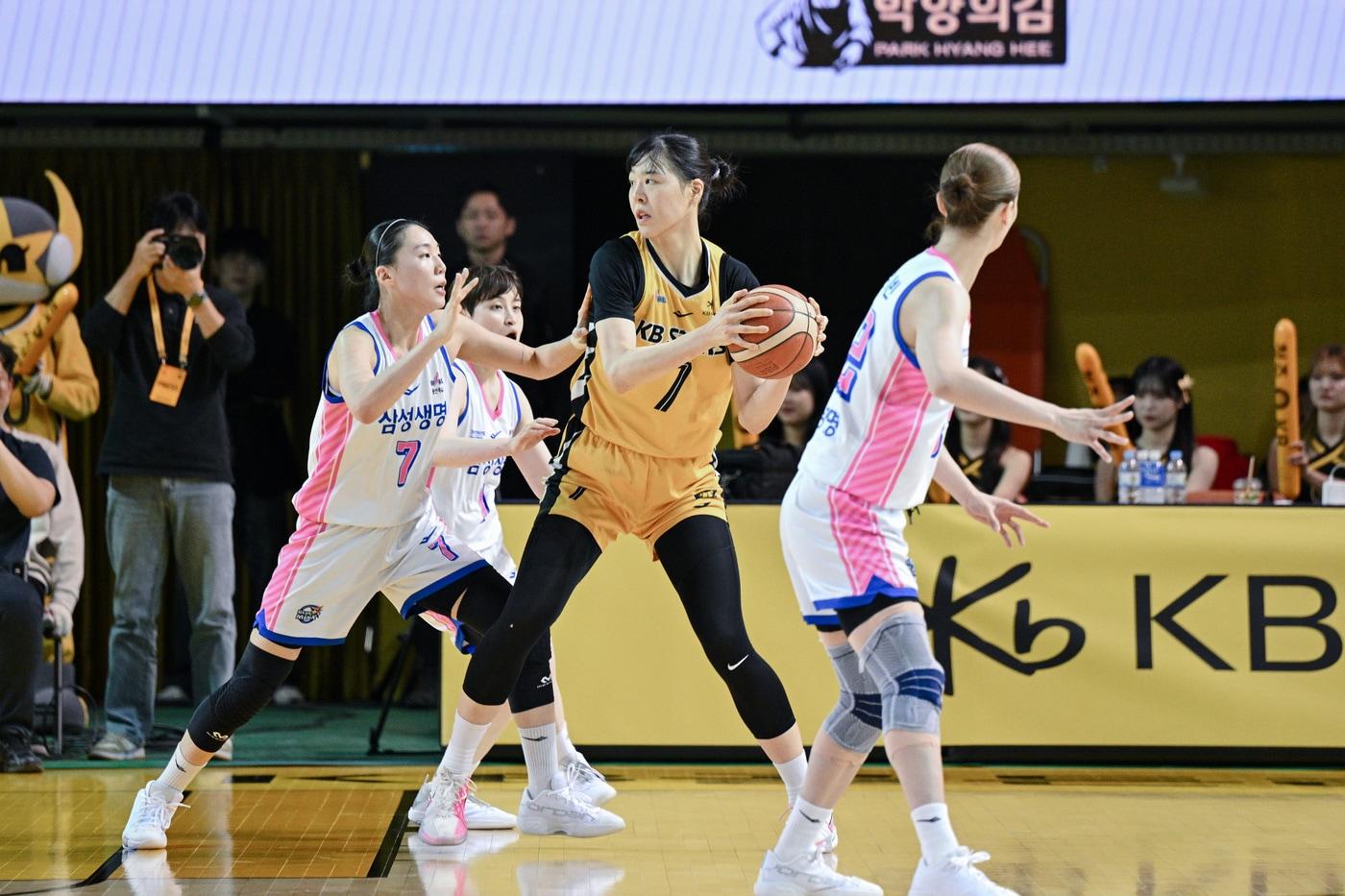 본문 이미지 - 청주 KB스타즈의 박지수(가운데)와 용인 삼성생명의 강유림. (WKBL 제공)