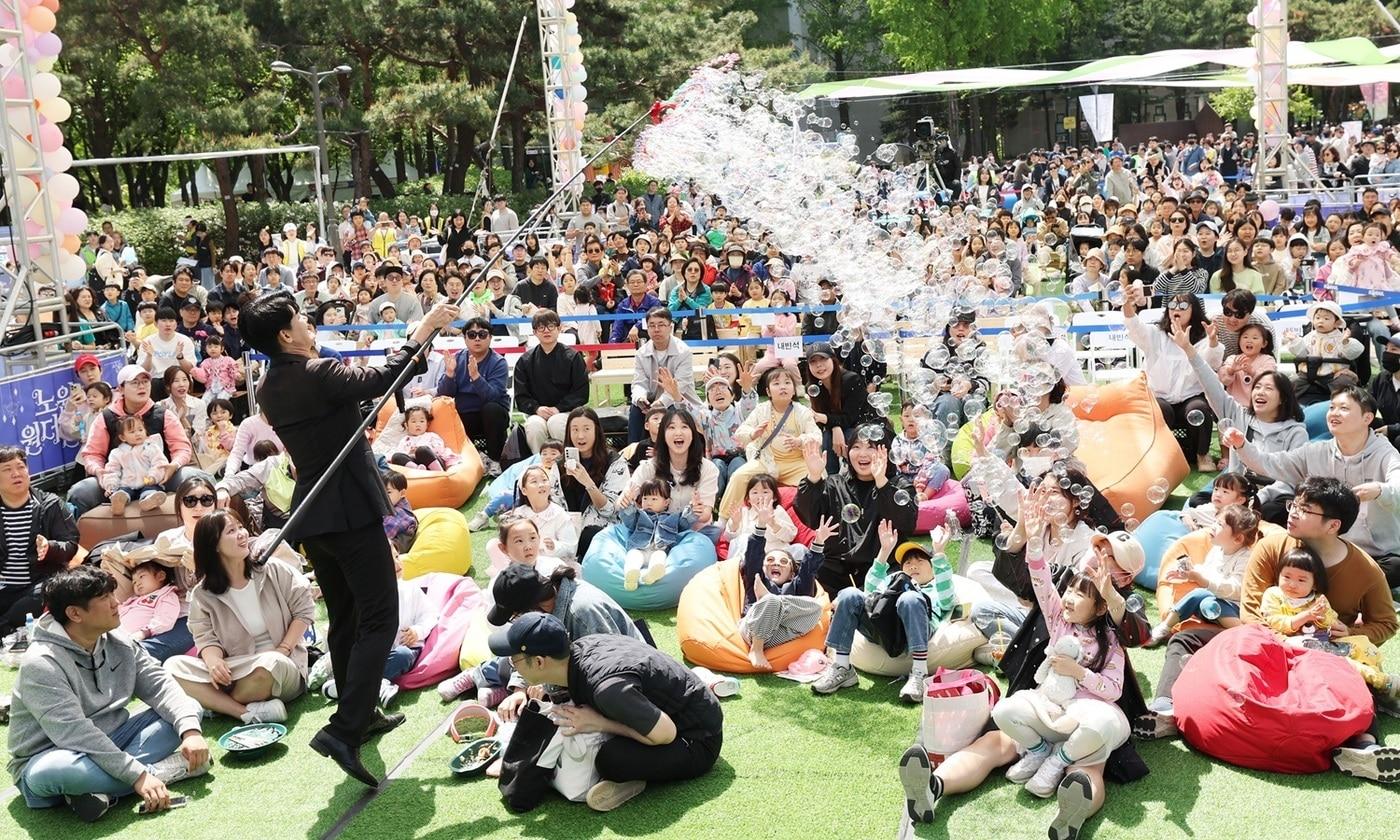 본문 이미지 - 2025 어린이날 축제 중 버블매직쇼를 관람하는 모습(노원구 제공)